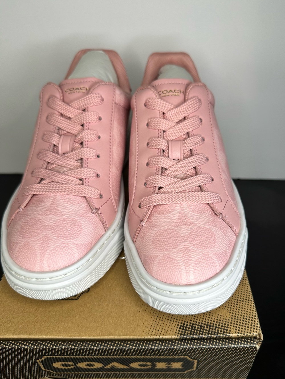 Coach Women’s High Line Sneaker
In Pink Signature Canvas Size 7.5 - Picture 6 of 11